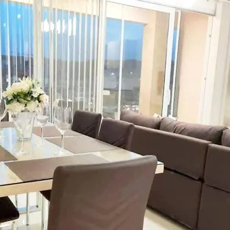 Grandblue Vista Premier Seafront شقة